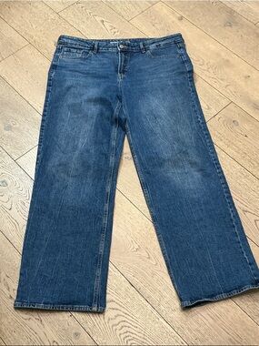 Woman’s Old Navy  Mid-Rise wide leg jeans. Size 14 tall. Barely worn. So cute!